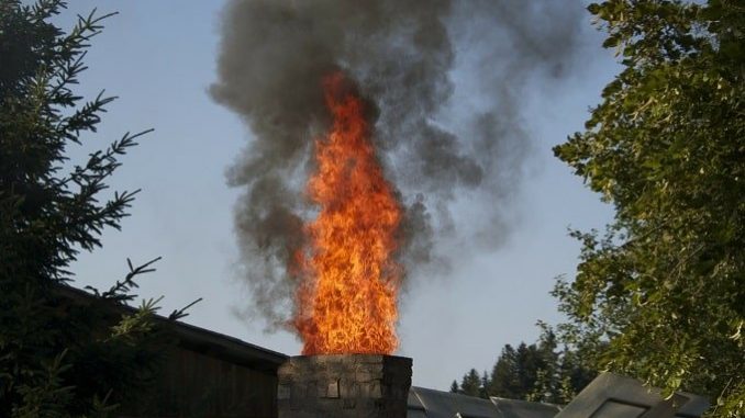 Kaminbrand darf man als Hausbesitzer aber auf keinen Fall unterschätzen. - Foto: pixabay.com/kummod/CCO