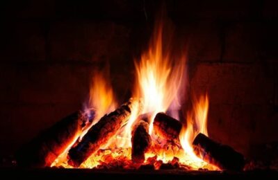 Briketts im Kaminofen richtig einsetzen