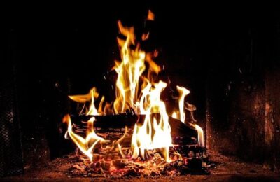 So wird Kaminglas richtig gereinigt