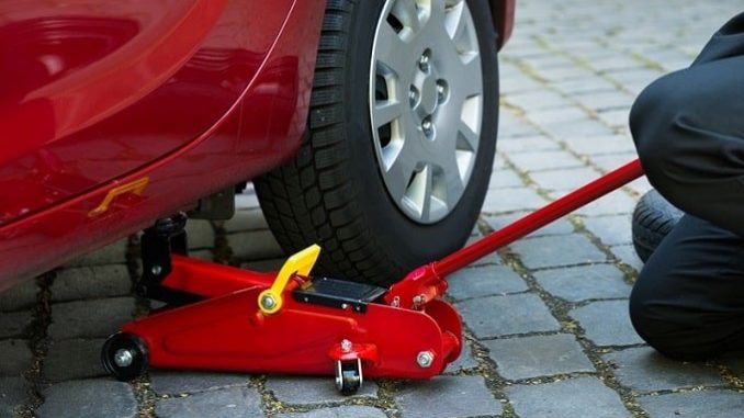 Wagenheber mit Spindelwinde, Zahnstangengewinde, Hydraulikantrieb - Foto: Fotolia/Andrey Popov