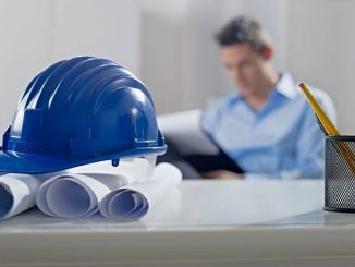 Durch eine Bauherren-Haftpflichtversicherung beispielsweise können Bauherren die teilweise großen Risiken absichern, die sich bei einem Hausprojekt zwangsläufig ergeben. - Foto: djd/Schutzgemeinschaft für Baufinanzierende/shutterstock