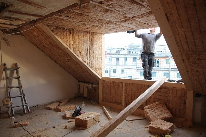Eine klare Sache für den Profi: Beim Thema Dachausbau und Dämmung sollten Heimwerker nicht nur auf PEFC-zertifizierte Materialien, sondern auch auf die Erfahrung des Profis setzen. - Foto: djd/KOLLAXO