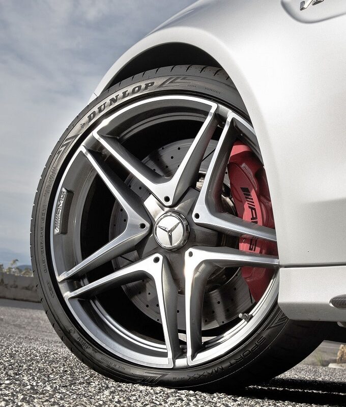 Besonders große Schulterblöcke in der Außenschulter des Dunlop-UHP-Reifens erhöhen die Fahrstabilität. - Foto: djd/Dunlop