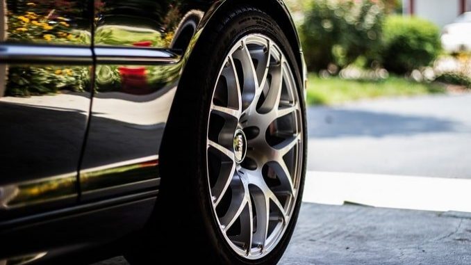 Reifenwechsel kann man sogar selbst machen und muss keine Werkstatt aufsuchen. - Foto: pixabay.com/Unsplash/CCO