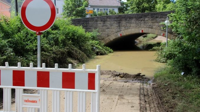 Für Hausschäden durch Überschwemmungen kommen Versicherungen nur auf, wenn der Vertrag auch Elementargefahren eingeschlossen hat. - Foto: djd/www.DEVK.de