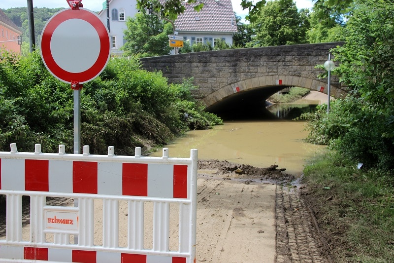 Für Hausschäden durch Überschwemmungen kommen Versicherungen nur auf, wenn der Vertrag auch Elementargefahren eingeschlossen hat. - Foto: djd/www.DEVK.de