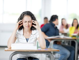 Kopfschmerzen im Unterricht sind kein Einzelfall: Etwa vier von fünf Jugendlichen sind regelmäßig davon betroffen. - Foto: Christopher Futcher, iStock.com