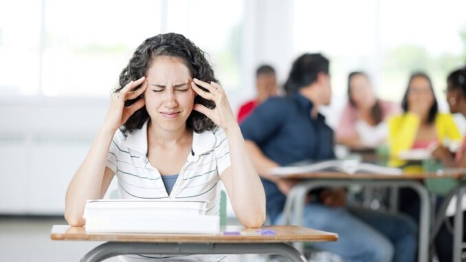 Kopfschmerzen im Unterricht sind kein Einzelfall: Etwa vier von fünf Jugendlichen sind regelmäßig davon betroffen. - Foto: Christopher Futcher, iStock.com