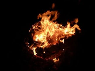 Was gibt es Schöneres, als einen lauen Sommerabend am Feuer im Garten zu verbringen! - Foto: pixabay.com/Marabu/CCO