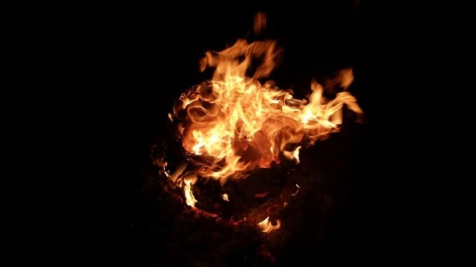Was gibt es Schöneres, als einen lauen Sommerabend am Feuer im Garten zu verbringen! - Foto: pixabay.com/Marabu/CCO