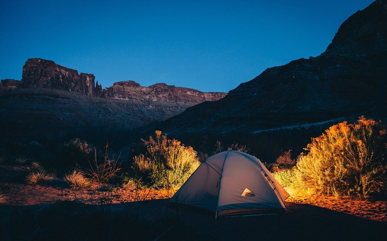 Beim Campen kommt es vor allem auf das Gewicht an. Ist man nur mit einem Rucksack oder einem Fahrrad unterwegs muss das Gepäck besonders leicht sein. - Foto: pixabay.com/Unsplash/CCO