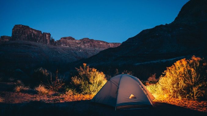 Beim Campen kommt es vor allem auf das Gewicht an. Ist man nur mit einem Rucksack oder einem Fahrrad unterwegs muss das Gepäck besonders leicht sein. - Foto: pixabay.com/Unsplash/CCO