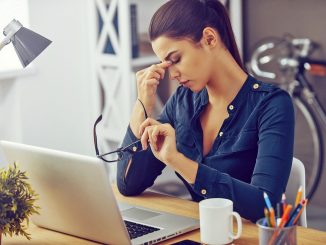 Ständige Müdigkeit und Konzentrationsschwäche können auf einen Eisenmangel hinweisen. Frauen sind besonders gefährdet. - Foto: djd/iStock/eisen-netzwerk.de