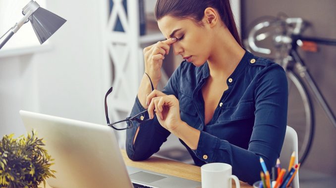 Ständige Müdigkeit und Konzentrationsschwäche können auf einen Eisenmangel hinweisen. Frauen sind besonders gefährdet. - Foto: djd/iStock/eisen-netzwerk.de