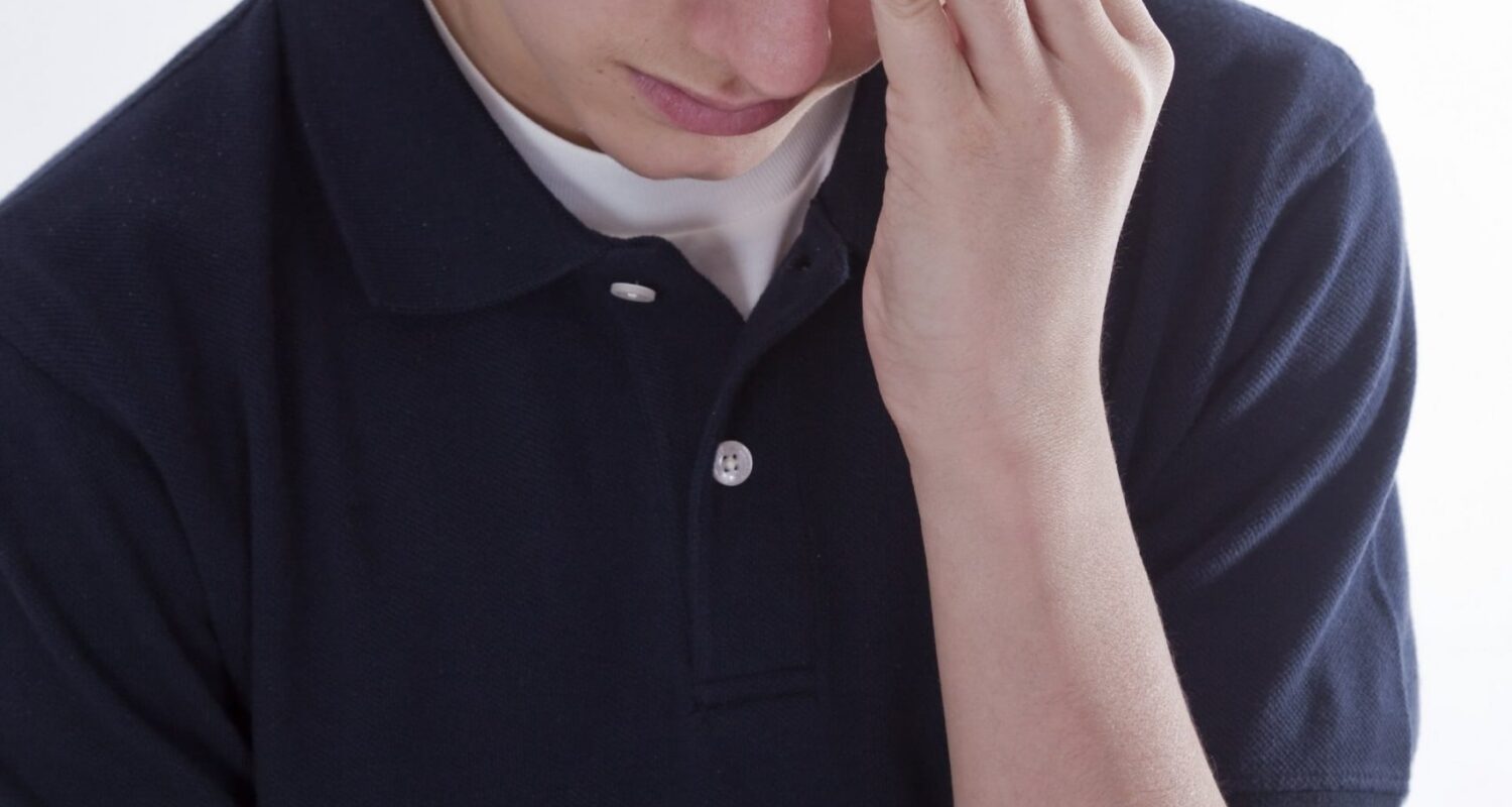 Jugendliche, die regelmäßig unter Kopfschmerzen leiden, sollten ihre Beschwerden beim Neurologen abklären lassen. - Foto: djd_scoutgirl iStock.com