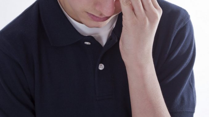 Jugendliche, die regelmäßig unter Kopfschmerzen leiden, sollten ihre Beschwerden beim Neurologen abklären lassen. - Foto: djd_scoutgirl iStock.com