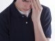 Jugendliche, die regelmäßig unter Kopfschmerzen leiden, sollten ihre Beschwerden beim Neurologen abklären lassen. - Foto: djd_scoutgirl iStock.com