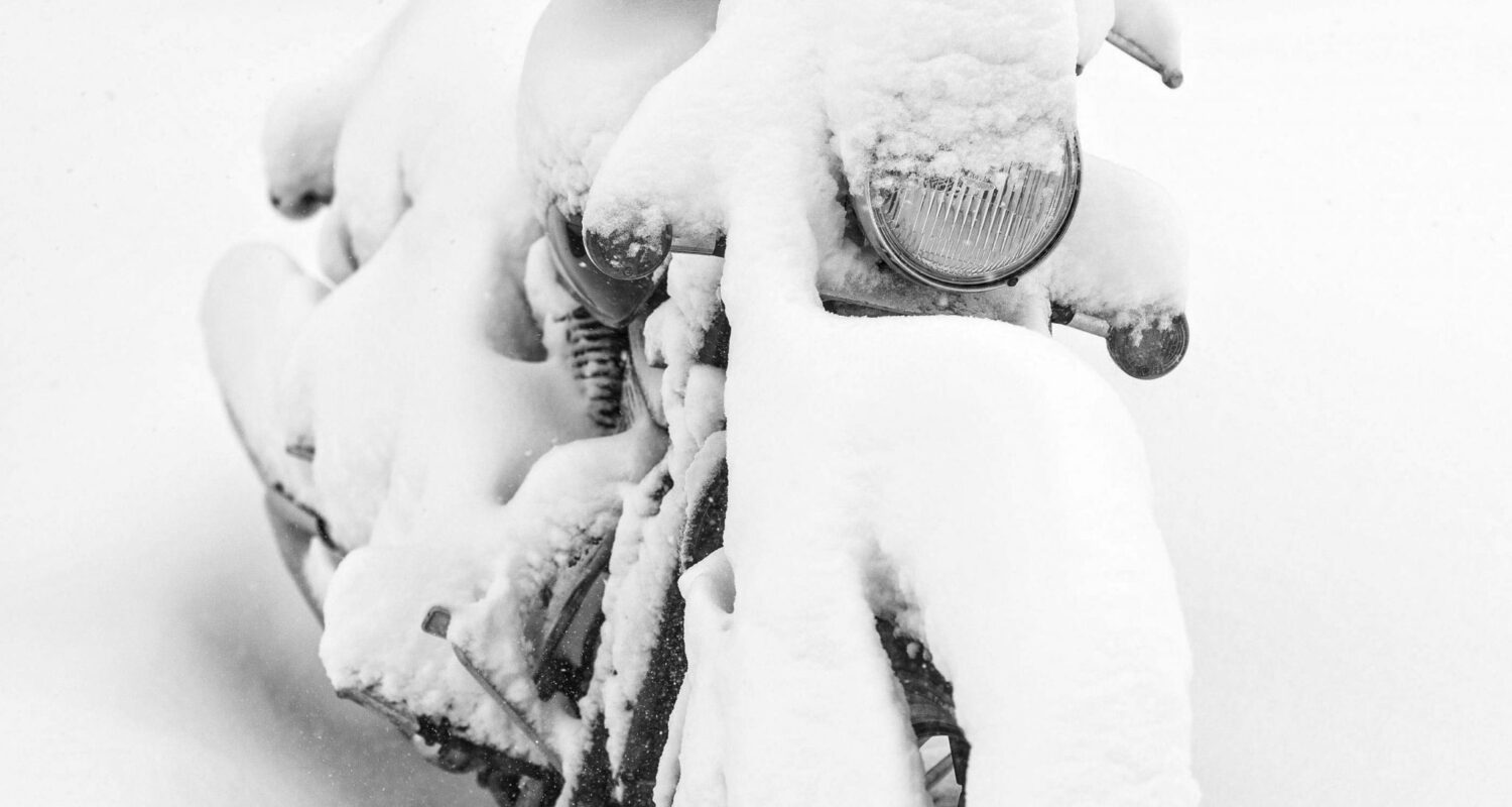 Keine gute Idee: Wer so sein Bike überwintern lässt, wird im kommenden Frühjahr nicht viel Freude mit der Maschine haben. - Foto: djd/ThoMar/panthermedia.net/O. Munkhtuya