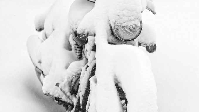 Keine gute Idee: Wer so sein Bike überwintern lässt, wird im kommenden Frühjahr nicht viel Freude mit der Maschine haben. - Foto: djd/ThoMar/panthermedia.net/O. Munkhtuya