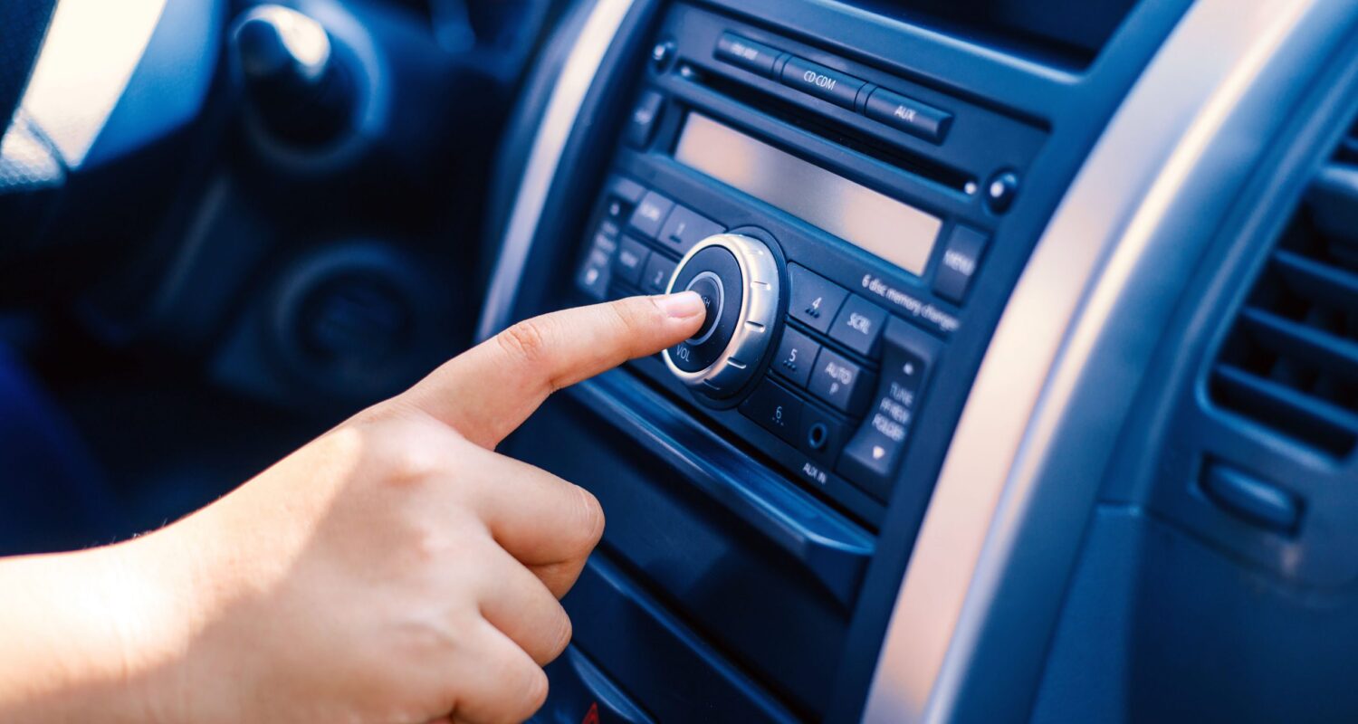 Wichtigstes Utensil: das Autoradio. - Foto: dmd/thx
