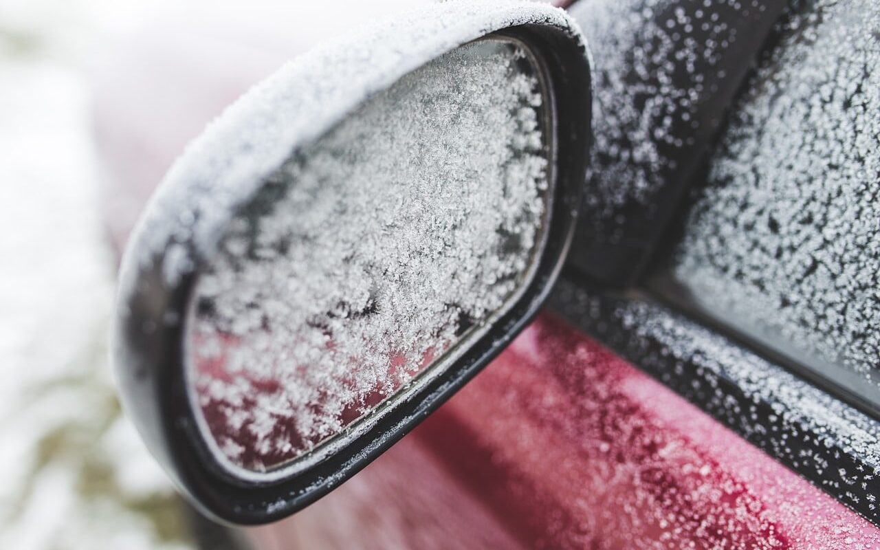 Das Enteisen und Eiskratzen der Autoscheiben zählt zu den weniger vergnüglichen Hobbies und Beschäftigungen der Deutschen. - Foto: pixabay.com/kaboompics/CCO