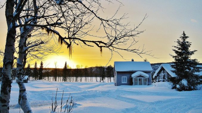 Im Herbst sollten Hausbesitzer ihre Immobilie noch einmal gründlich unter die Lupe nehmen, denn der nahende Winter setzt auch Gebäuden zu. - Foto: pixabay.com/h-egon/CCO