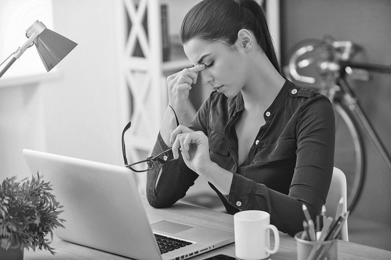 Ständige Müdigkeit und Konzentrationsschwäche können auf einen Eisenmangel hinweisen. Frauen sind besonders gefährdet. - Foto: djd/iStock/eisen-netzwerk.de