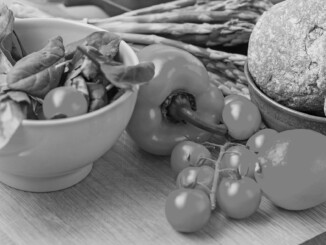 Gemüse – Mediterrane Ernährung mit viel frischem Gemüse und Olivenöl hilft dabei, Übergewicht zu vermeiden oder abzubauen. - Foto djd Wörwag Pharma colourbox.de