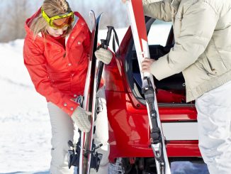Nicht gut gesicherte Skier können sich bei einer Kollision in gefährliche Geschosse verwandeln. - Foto: dmd/thx