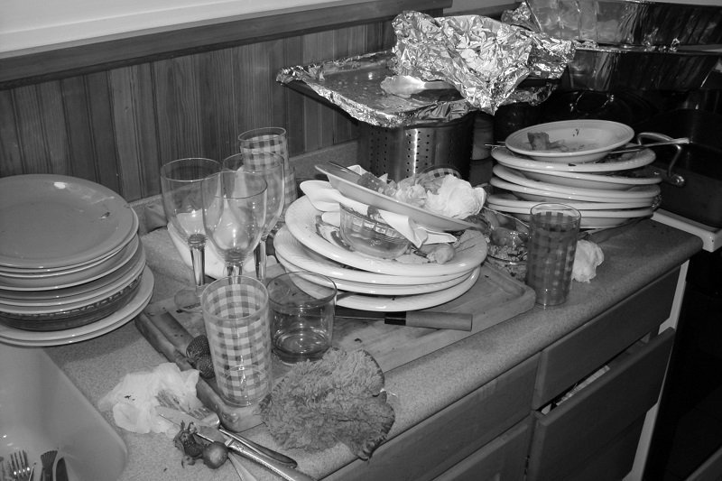 Überreste einer langen Silvesternacht: Der Geschirrspüler muss nach der rauschenden Party Schwerstarbeit leisten. - Foto: djd/Bauknecht/thx