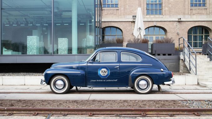 Der "Volvo Typ PV544" wurde von 1958 bis 1965 gebaut und weltweit vertrieben. Da er aus dem EU-Land Schweden importiert wird, muss für ihn kein Zoll und auch nur eine siebenprozentige Einfuhrsteuer gezahlt werden. - Foto: djd/TÜV SÜD