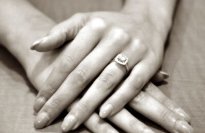 Wie bekomme ich einen Ring wieder vom Finger ab?