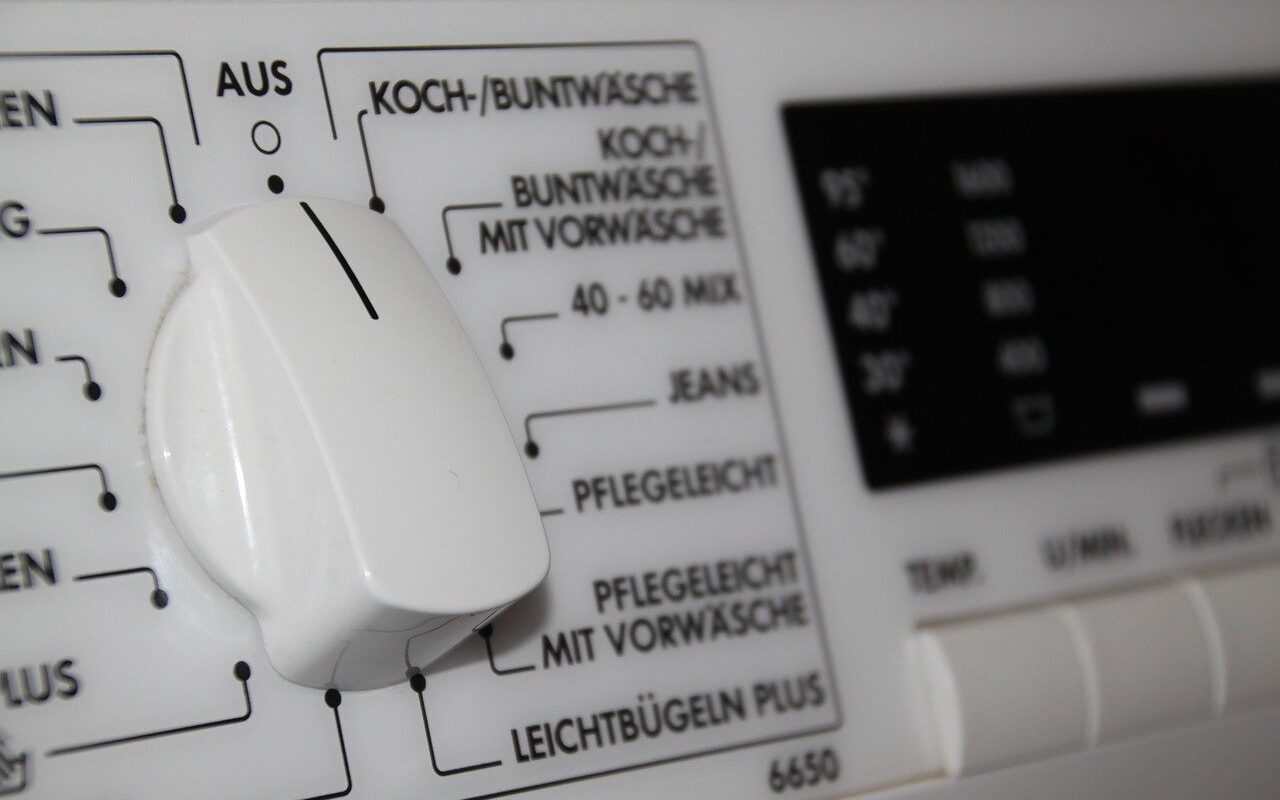 Bevor im Falle alter Geräte mit abgelaufener Garantie gleich ein Neukauf in Betracht gezogen wird, lohnt die Recherche nach Möglichkeiten, den Schaden selbst zu beheben. - Foto: pixabay.com/bierfritze/CCO