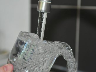 In vielen Haushalten wird Wasser immer noch dezentral über einen Durchlauferhitzer aufbereitet.