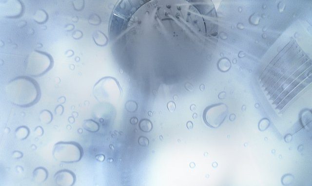 Kalkablagerungen in der Duschkabine sind lästig. Einmal Duschen – und schon haben sich hartnäckige Flecken an den Wänden festgesetzt. - Bildrechte: Flickr Dusche Rexxaka CC BY 2.0 Bestimmte Rechte vorbehalten