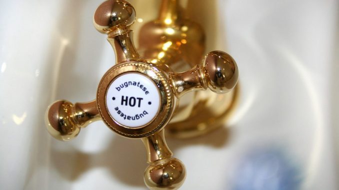In vielen älteren Wohnungen und Häusern wird Warmwasser immer noch mit einem hydraulisch geregelten Durchlauferhitzer erzeugt.