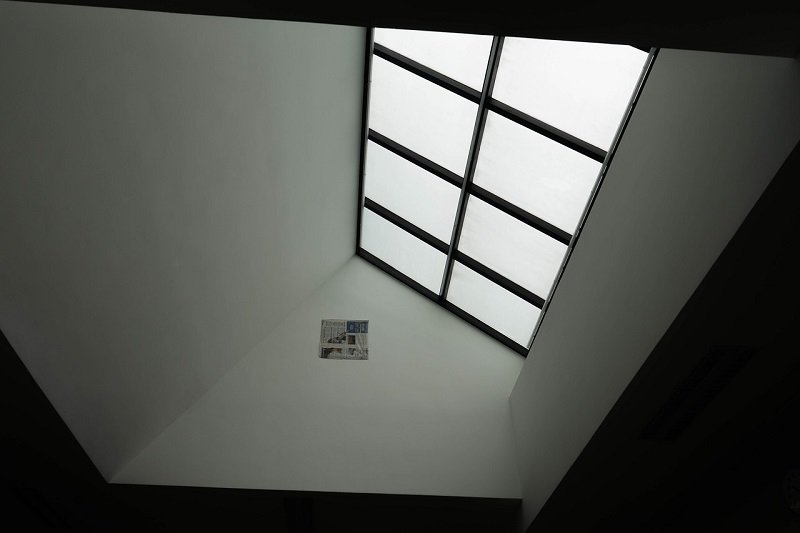 Je nach Architektur einer Immobilie sind viele Dachfenster vergleichsweise klein in ihrer Bauweise. Aber nichtsdestotrotz soll durch sie genügend Tageslicht in die Räumlichkeit eindringen können. - Foto: pixabay.com/Sehiru/CCO