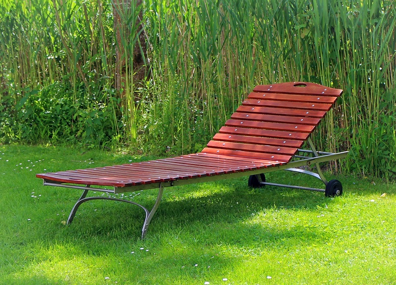 Outdoormöbel, die immer im Freien stehen, sollten Sonnenlicht, Regen, Hitze und Kälte aushalten. - Foto: pixabay.com/Antranias/CCO