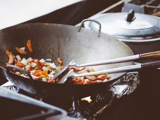 Laut der Forsa-Umfrage Ernährungsreport 2016, die vom Bundesministerium für Ernährung und Landwirtschaft (BMEL) in Auftrag gegeben wurde, kochen die unter 19-Jährigen eher selten; fast jeder Dritte (30 Prozent) schwingt den Kochlöffel nicht selbst. - Foto: pixabay.com/Pexels/CCO