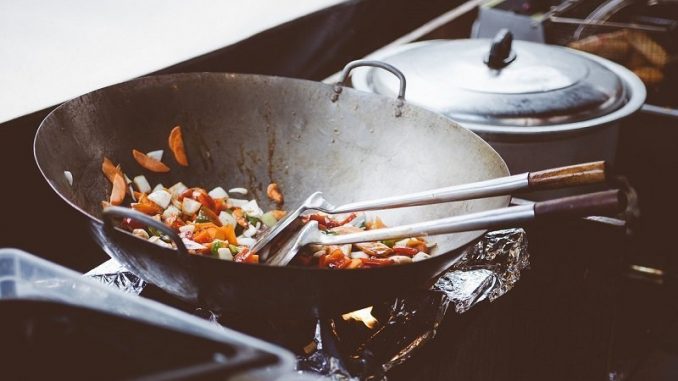 Laut der Forsa-Umfrage Ernährungsreport 2016, die vom Bundesministerium für Ernährung und Landwirtschaft (BMEL) in Auftrag gegeben wurde, kochen die unter 19-Jährigen eher selten; fast jeder Dritte (30 Prozent) schwingt den Kochlöffel nicht selbst. - Foto: pixabay.com/Pexels/CCO