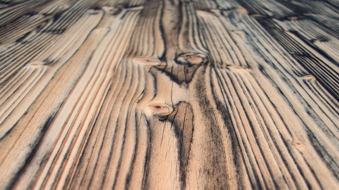 der Pflege von Holzmöbeln sollte einiges beachtet werden, damit die Oberfläche auch weiterhin ohne Flecken und Kratzer bleibt. - Foto: pixabay.com/andreas160578/CCO