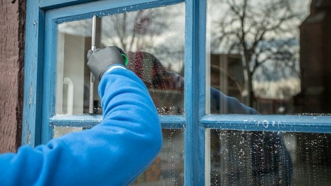 Ein häufiger Fehler beim Fensterputzen ist es, das sich nach der Reinigung auf der Glasscheibe unschöne Schlieren bilden. Mit einigen wenigen Tipps lassen sich aber Schlieren auf der Glasfläche beim Fensterputzen ganz einfach vermeiden. - Foto: pixabay.com/mrganso/CCO