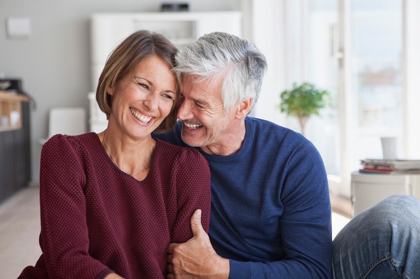Zärtlichkeit und Sex sind wichtig für die Partnerschaft. Aber unter dem Hormonchaos kann die Lust leiden. - Foto djd/Gynokadin/Getty