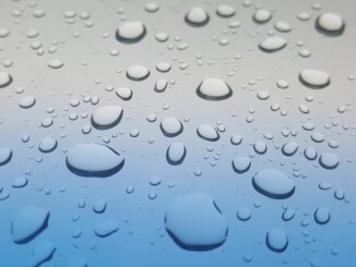 Beim Duschen fliegen viele Wassertropfen umher. Einige benetzen den Körper, andere landen auf verchromten Oberflächen von Mischarmatur und Brausen. - Foto: pixabax.com/Brett_Hondow/CCO