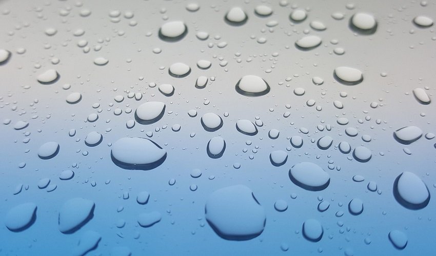 Beim Duschen fliegen viele Wassertropfen umher. Einige benetzen den Körper, andere landen auf verchromten Oberflächen von Mischarmatur und Brausen. - Foto: pixabax.com/Brett_Hondow/CCO