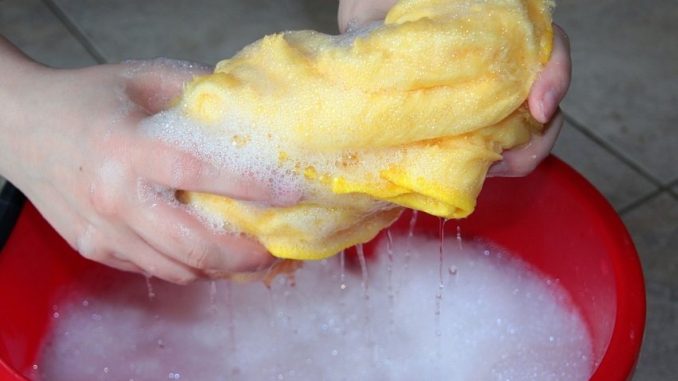 Werden Putzlappen und Putzschwämme häufig genutzt, sollte diese schon nach zwei Tagen ausgetauscht werden. Einige Putzlappen müssen nicht in den Mülleimer, sondern können ganz normal in der Waschmaschine gewaschen werden. - Foto: pixabay.com/Myriams-Fotos/CCO