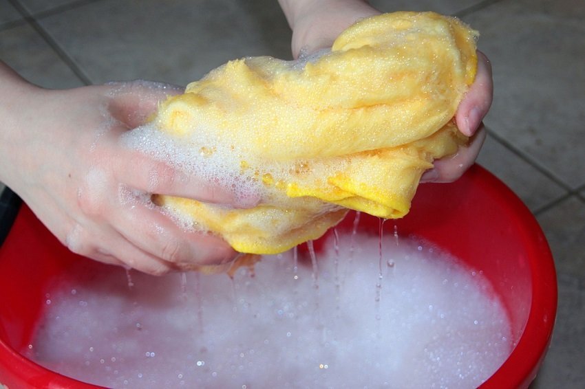 Werden Putzlappen und Putzschwämme häufig genutzt, sollte diese schon nach zwei Tagen ausgetauscht werden. Einige Putzlappen müssen nicht in den Mülleimer, sondern können ganz normal in der Waschmaschine gewaschen werden. - Foto: pixabay.com/Myriams-Fotos/CCO