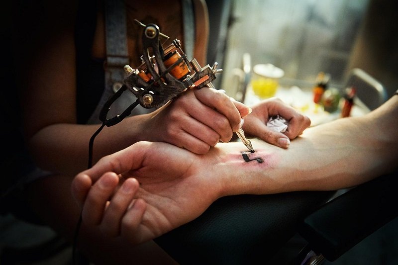 Häufig wechselnde, ungeschützte Sexkontakte können das Risiko für eine Hepatitis-C-Infektion erhöhen. - Foto: djd/Gilead Sciences