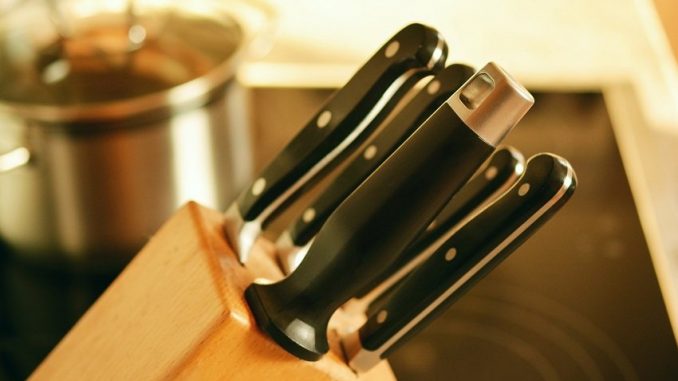 Eine Messerblock ist eine von vielen Aufbewahrungsmöglichkeiten für deine Kochmesser, damit du diese schonend lagern kannst ohne dass sie stumpf werden. - Foto: pixabay.com/congerdesign/CCO