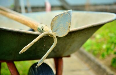 Sicherheit bei der Gartenarbeit – von rutschfesten Schuhen bis Schnittschutzhose